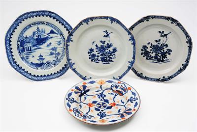 Lot 46 - A pair of Chinese blue and white export octagonal plates
