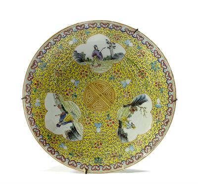 Lot 65 - A Chinese yellow ground charger