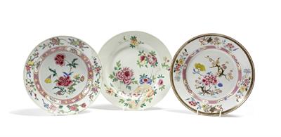 Lot 72 - A Chinese famille rose shallow plate