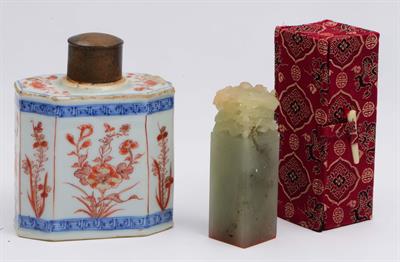 Lot 94 - A Chinese export porcelain tea caddy