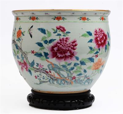 Lot 109 - A famille rose jardiniere