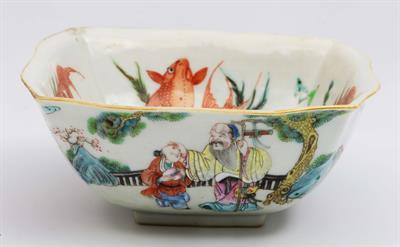 Lot 110 - A Chinese square dish