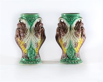 Lot 113 - A pair of Chinese polychrome small vases