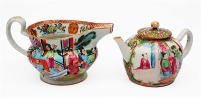 Lot 123 - A Chinese Canton sparrow beak jug