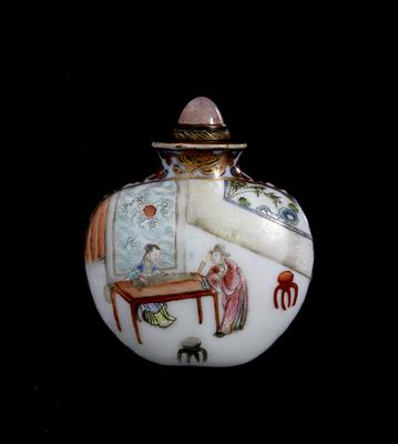 Lot 152 - A Chinese porcelain snuff bottle