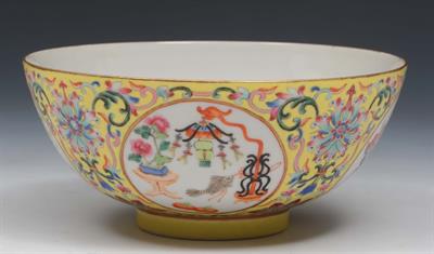 Lot 162 - A Chinese medallion bowl