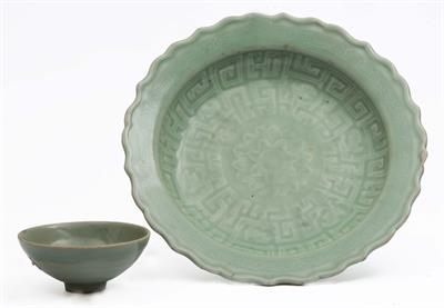 Lot 172 - A Chinese celadon bowl