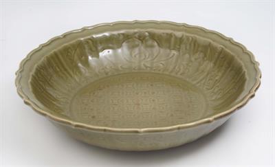 Lot 173 - A large celadon bowl