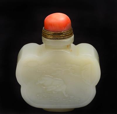 Lot 182 - A Chinese mutton fat jade snuff bottle