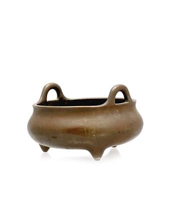 Lot 224 - A Chinese bronze ding