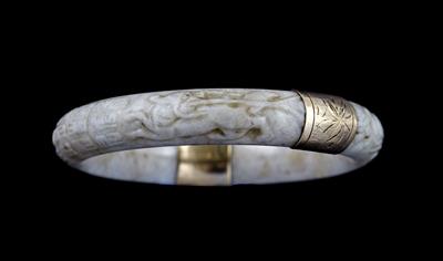 Lot 256 - A Chinese jade bangle