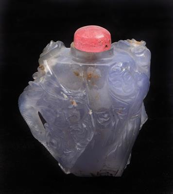 Lot 283 - A Chinese aquamarine quartz snuff bottle