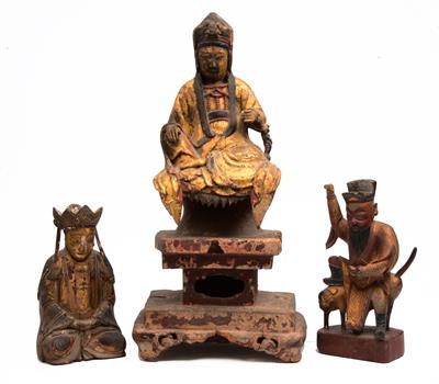 Lot 338 - A Chinese carved wood kneeling Buddha