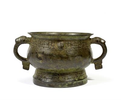 Lot 402 - A Chinese bronze 'Han' style vessel