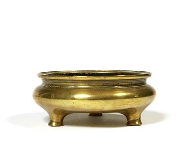 Lot 404 - A Chinese bell bronze ting