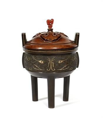 Lot 410 - A Chinese bronze vessel and hardwood cover