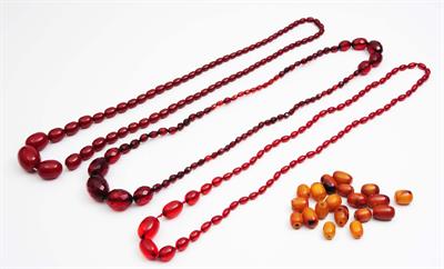 Lot 427 - An amber graduated bead necklace