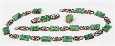 Lot 472 - A suite of jade mounted jewellery
