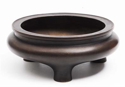 Lot 476 - A Chinese ding form censer