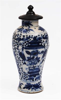 Lot 487 - A Chinese blue and white vase