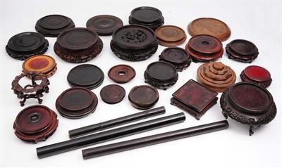Lot 488 - A collection of wood stands