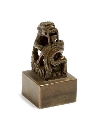 Lot 492 - A Chinese bronze small seal