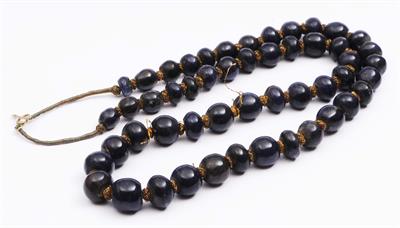 Lot 523 - A Mughal blue hardstone necklace