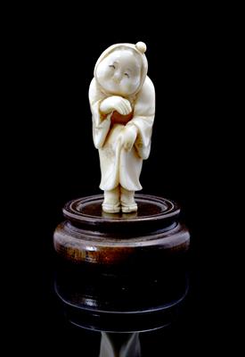 Lot 524 - A Japanese ivory netsuke