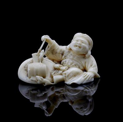 Lot 525 - A Japanese ivory netsuke
