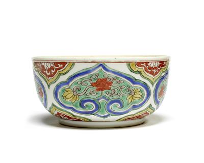 Lot 573 - A Japanese Imari bowl