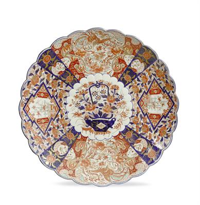 Lot 576 - A Japanese large Imari charger
