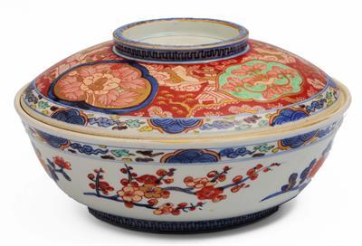 Lot 590 - A Japanese Imari bowl and cover