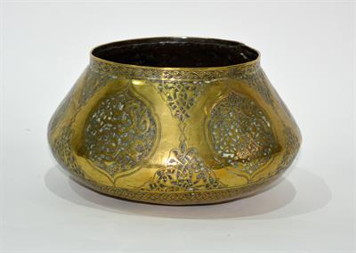Lot 662 - An Islamic brass bowl