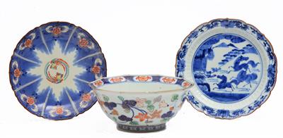 Lot 694 - Two Japanese kakiemon dishes and a Japanese Imari bowl