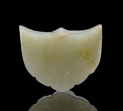 Lot 729 - A green jade dagger hilt