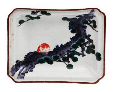 Lot 735 - A Japanese Kutani dish