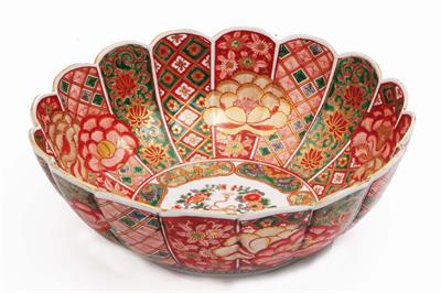 Lot 758 - A Japanese Imari bowl