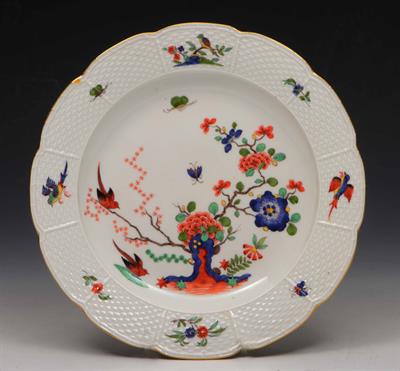 Lot 284 - A Meissen Kakiemon pattern cabinet plate