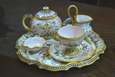 Lot 315 - A Cantagalli Maiolica style circular tray