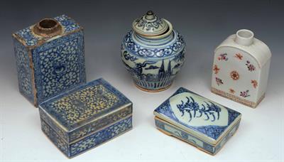 Lot 322 - A Chinese blue and white porcelain ovoid small vase and cover
