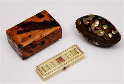 Lot 352 - An early 19th Century ivory rectangular nib box