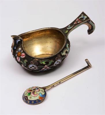 Lot 354 - A Russian silver gilt and enamel small kovsh