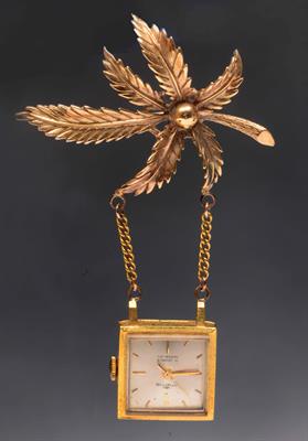 Lot 360 - A 9ct gold brooch in the form of a leaf