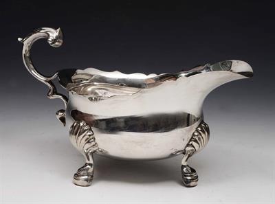 Lot 367 - A Georgian style silver sauce boat