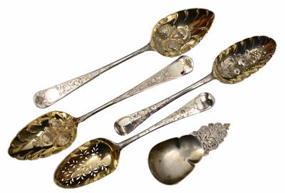 Lot 370 - A pair of Georgian silver berry spoons