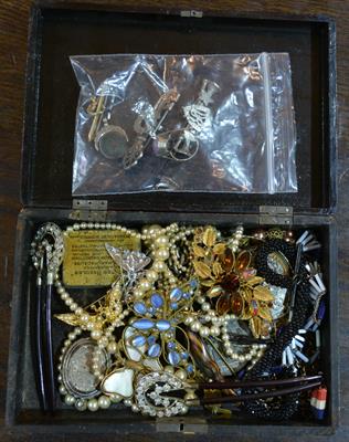 Lot 375 - A collection of miscellaneous costume jewellery