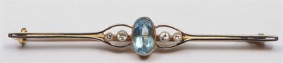 Lot 388 - An 18ct gold bar brooch