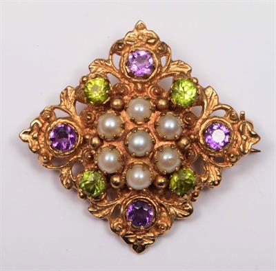 Lot 390 - A 9ct gold bar brooch