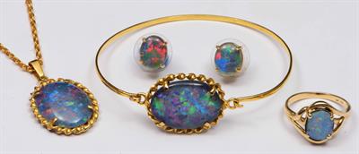 Lot 392 - A 9ct ring