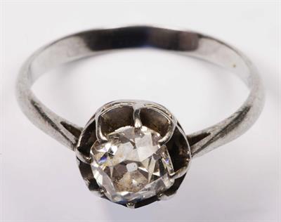 Lot 393 - A solitaire diamond ring